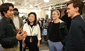 Students present at an engineering event | photo by Alex Garl和